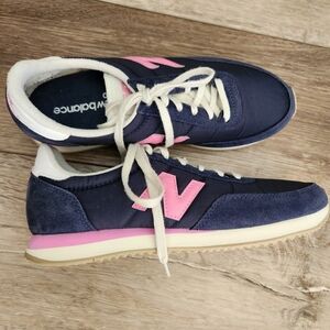 New Balance Women's Dark Blue  Sneakers.Excellent Condition.